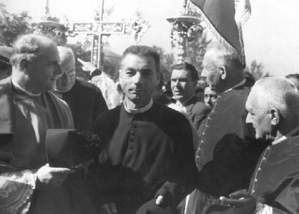 1948: don Motta al suo arrivo a Cassago fra le autorit religiose (1948)