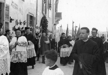 Processione d'ingresso per le vie del paese con le autorit (1948)