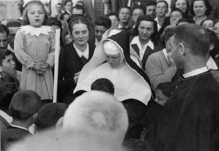 Suor Olga accoglie all'Asilo il novello parroco (1948)