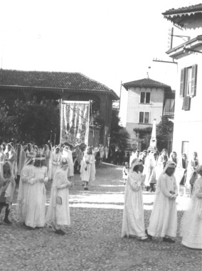Processione per le vie del paese nella festa di sant'Agostino (1954)