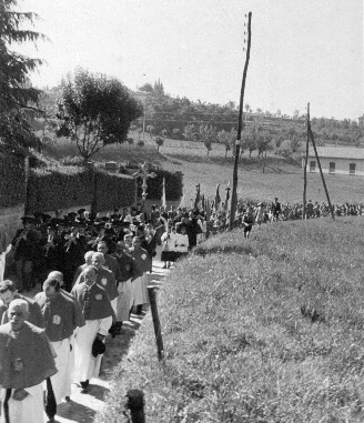 Processione per le vie del paese (1948)