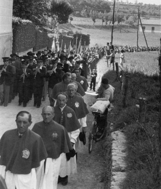Processione per le vie del paese con la banda (1948)
