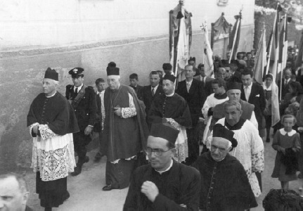 Processione per le vie del paese nella giorno dell'ingresso (1948)