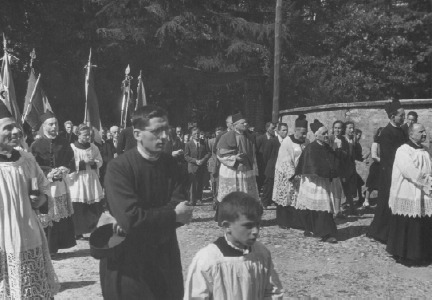 La Processione con don Motta giunge in piazza della chiesa (1948)