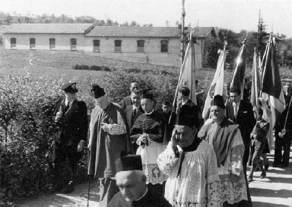 Processione lungo via Nazario Sauro (1948)