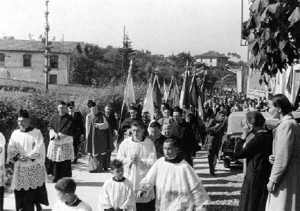 Processione lungo via Nazario Sauro con le autorit (1948)