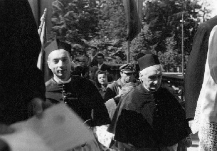 1948: don Giovanni Motta contento in piazza della chiesa