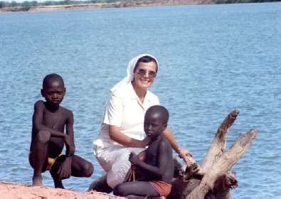Suor Giussani con i suoi bambini in Tchad