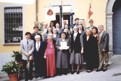 Mons. Rovera con le suore e le autorit in occasione dei 100 anni di presenza delle religiose a Cassago