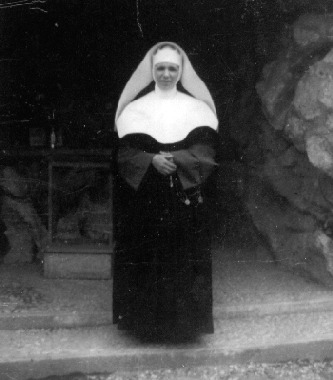Suor Luciana davanti alla grotta di Lourdes all'oratorio femminile