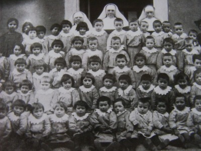 Le Suore con i bambini che frequentano l'Asilo infantile (1930)