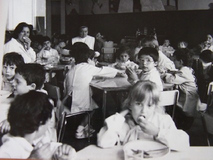 Bambini all'asilo negli '70 a mensa con suor Leonilde