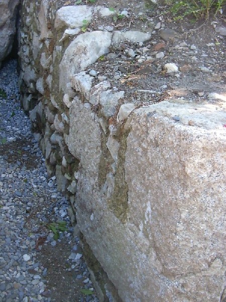 Muro in pietra scoperto duranti gli scavi