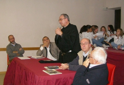 Padre Giustino a Cassago nel 2007 per illustrare il Centro Culturale