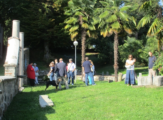 Un gruppo di visitatori nel Parco seguono il percorso guidato
