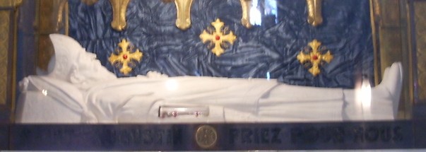 La statua marmorea di sant'Agostino dormiente con l'ulna del braccio destro sull'altare della Basilica di Ippona