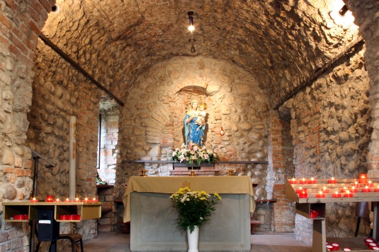 L'interno del Santuario della Madonna della Rocchetta