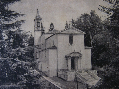  La piazza della chiesa di Cassago nel 1950 