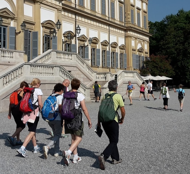 Un gruppo di pellegrini passa davanti all'ingresso della Villa reale a Monza