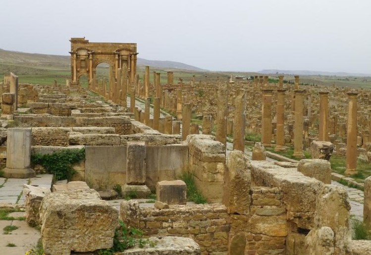 L'Arco di Traiano e il colonnato corinzio a Timgad