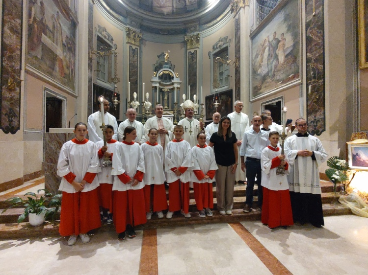 I conclebranti con chierichetti, Sindaco e Presidente dell'Associazione S. Agostino