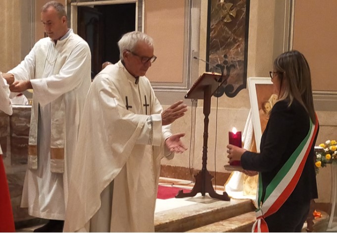 Padre Marcello benedice la lampada offerta dal Sindaco Roberta Marabese