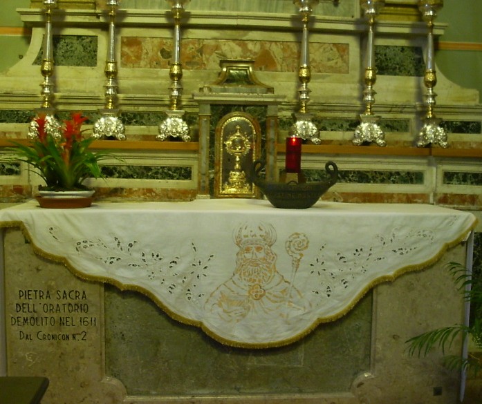 Altare di sant'Agostino con la pietra sacra nella omonima cappella in chiesa parrocchiale